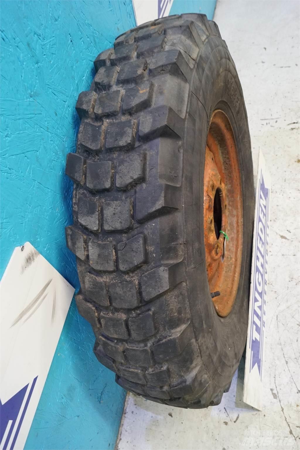  16 7.50R16 Renkaat ja vanteet