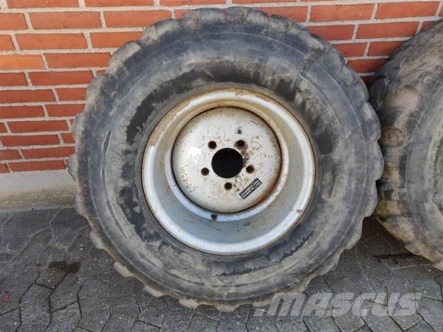  18 365/70R18 Renkaat ja vanteet