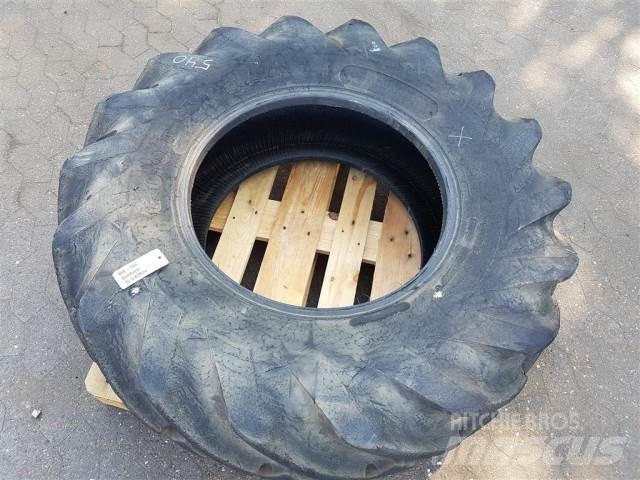  24 15.5/80R24 Renkaat ja vanteet