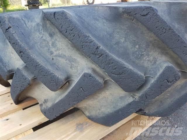  24 15.5/80R24 Renkaat ja vanteet