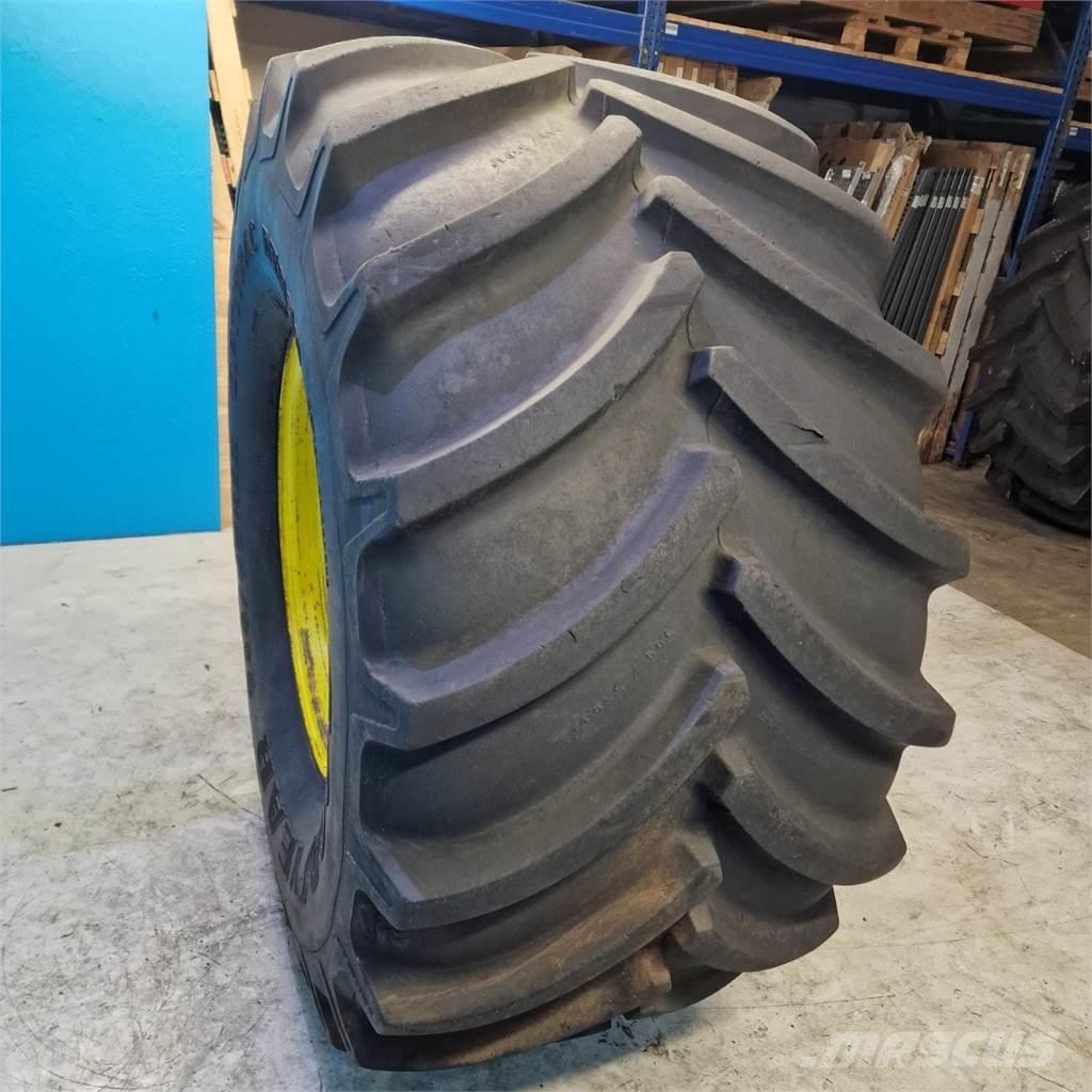  32 900/55 R32 Renkaat ja vanteet