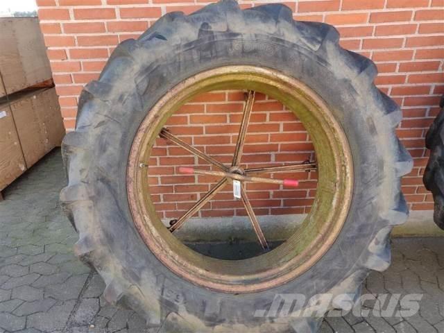  38 16.9R38 Renkaat ja vanteet
