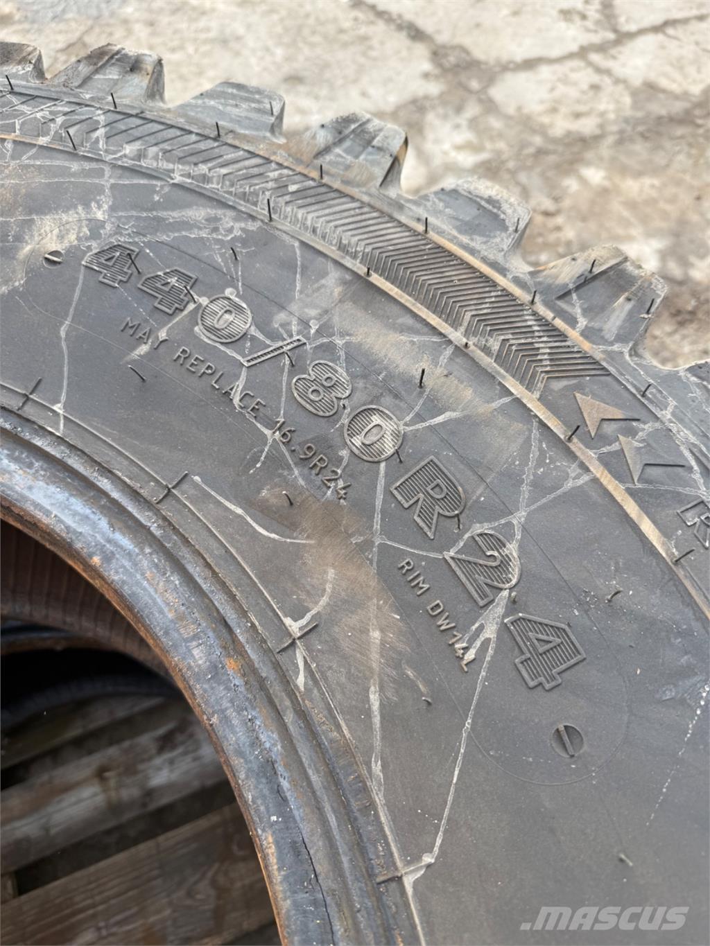  440/80-24 Renkaat ja vanteet