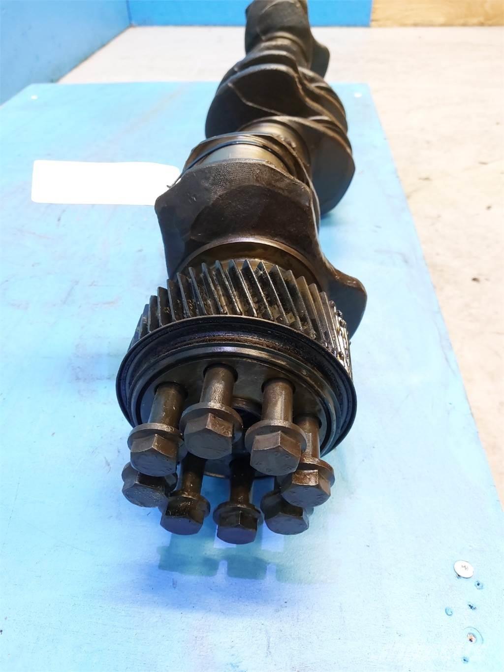 CASE 7010 Moottorit