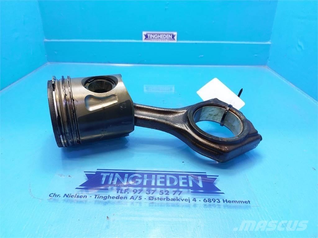 CASE 7010 Moottorit