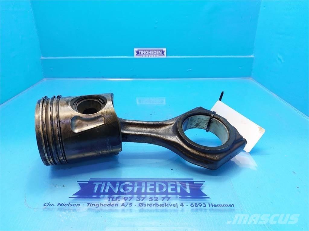 CASE 7010 Moottorit