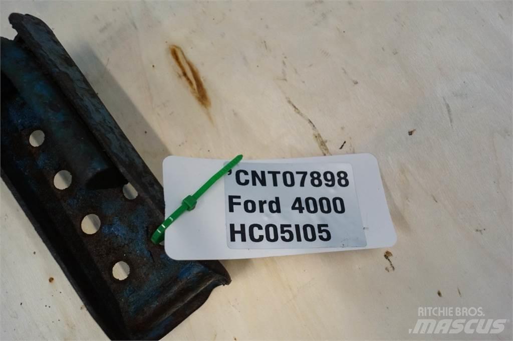 Ford 4000 Ohjaamo ja sisusta