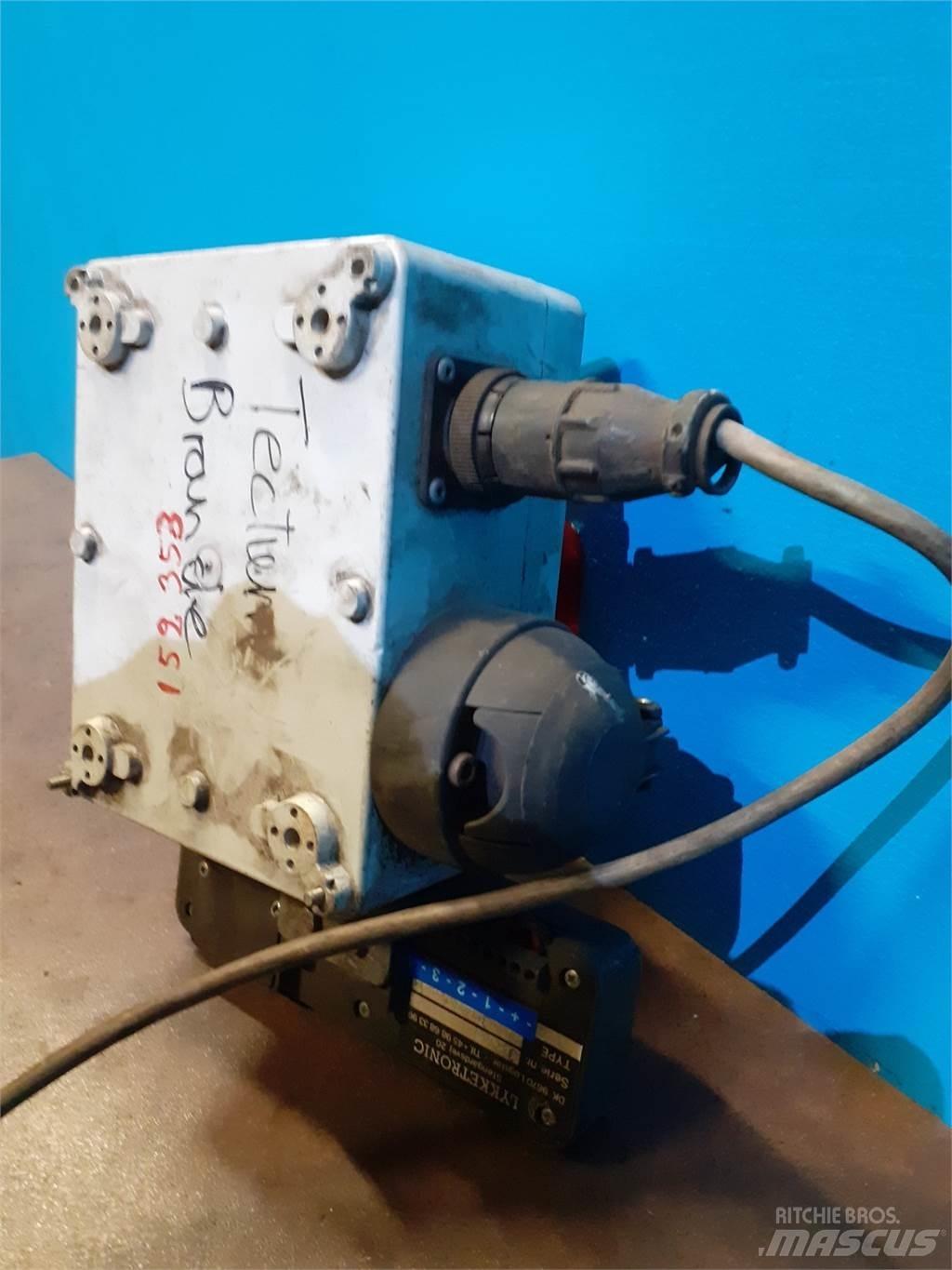 Hesston 4800 Sähkö ja elektroniikka