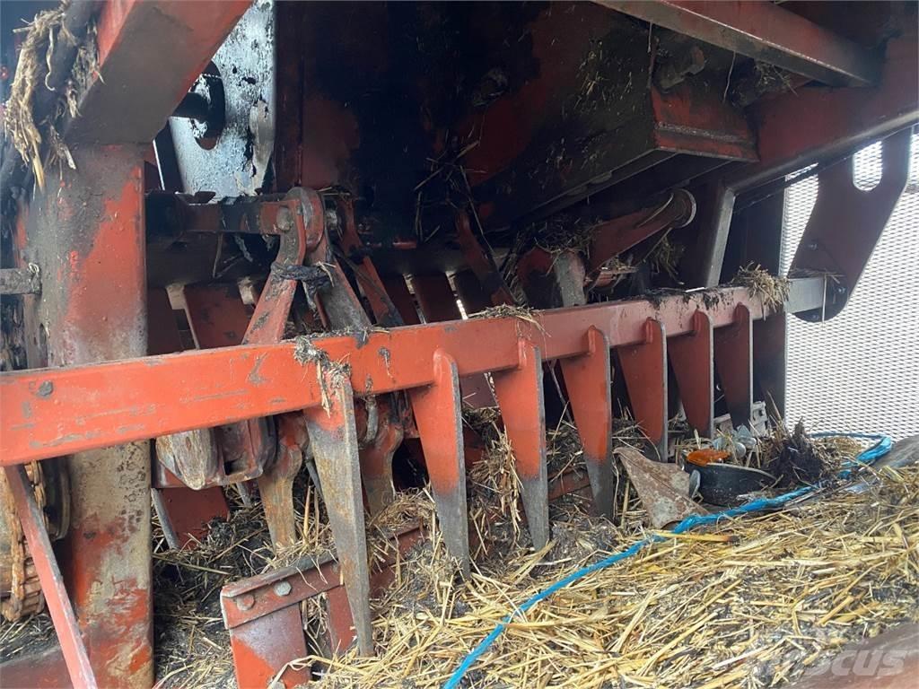 Hesston 4800 Kanttipaalaimet