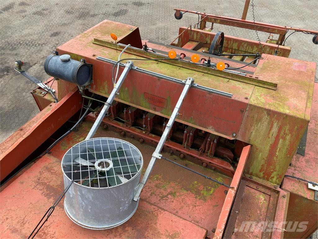 Hesston 4900 Kanttipaalaimet