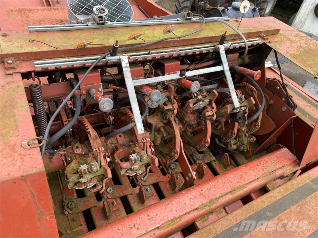 Hesston 4900 Kanttipaalaimet