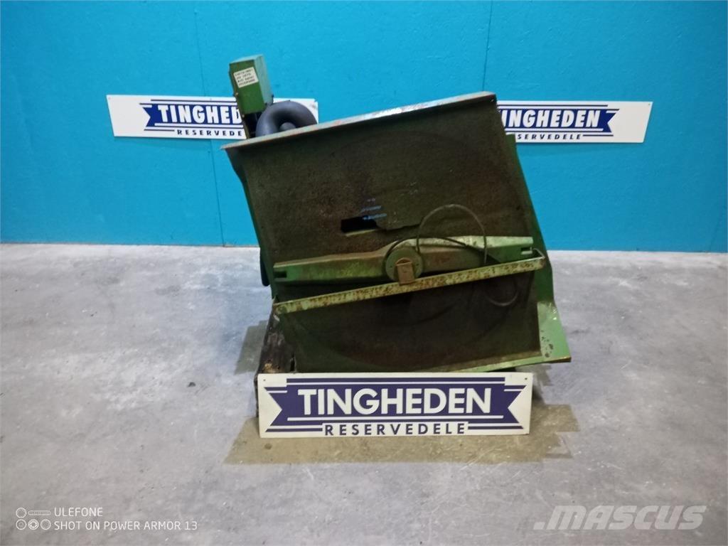 John Deere 1075 Ohjaamo ja sisusta