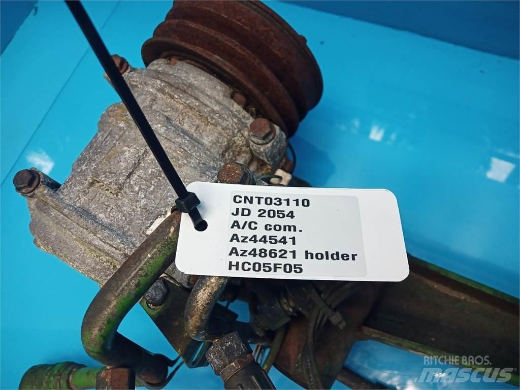 John Deere 2054 Ohjaamo ja sisusta