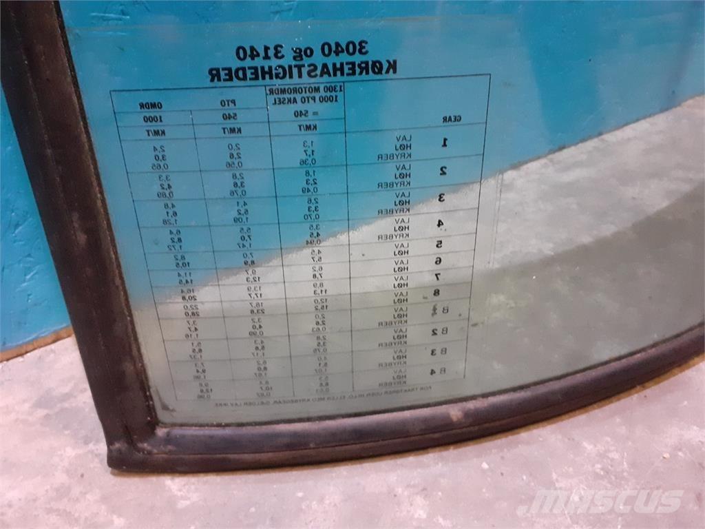 John Deere 3040 Ohjaamo ja sisusta