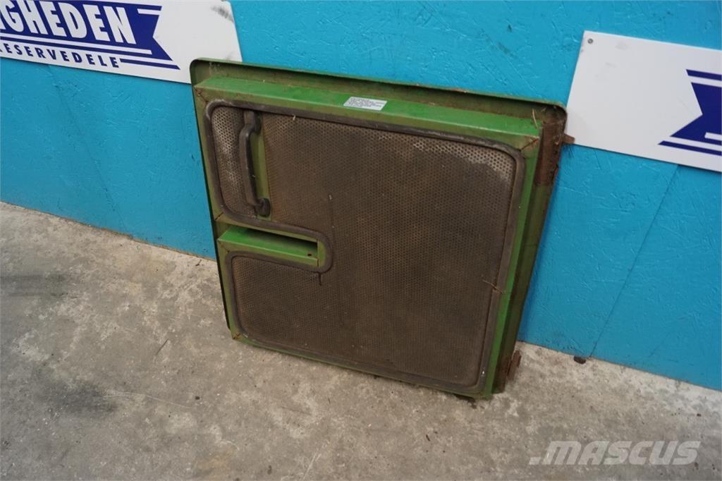 John Deere 3040 Ohjaamo ja sisusta