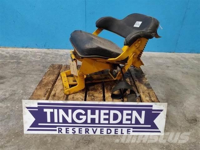 John Deere 310 Ohjaamo ja sisusta
