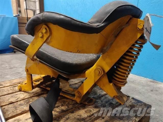 John Deere 310 Ohjaamo ja sisusta