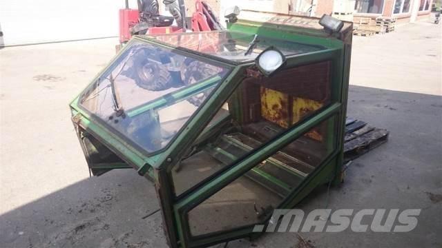 John Deere 975 Ohjaamo ja sisusta