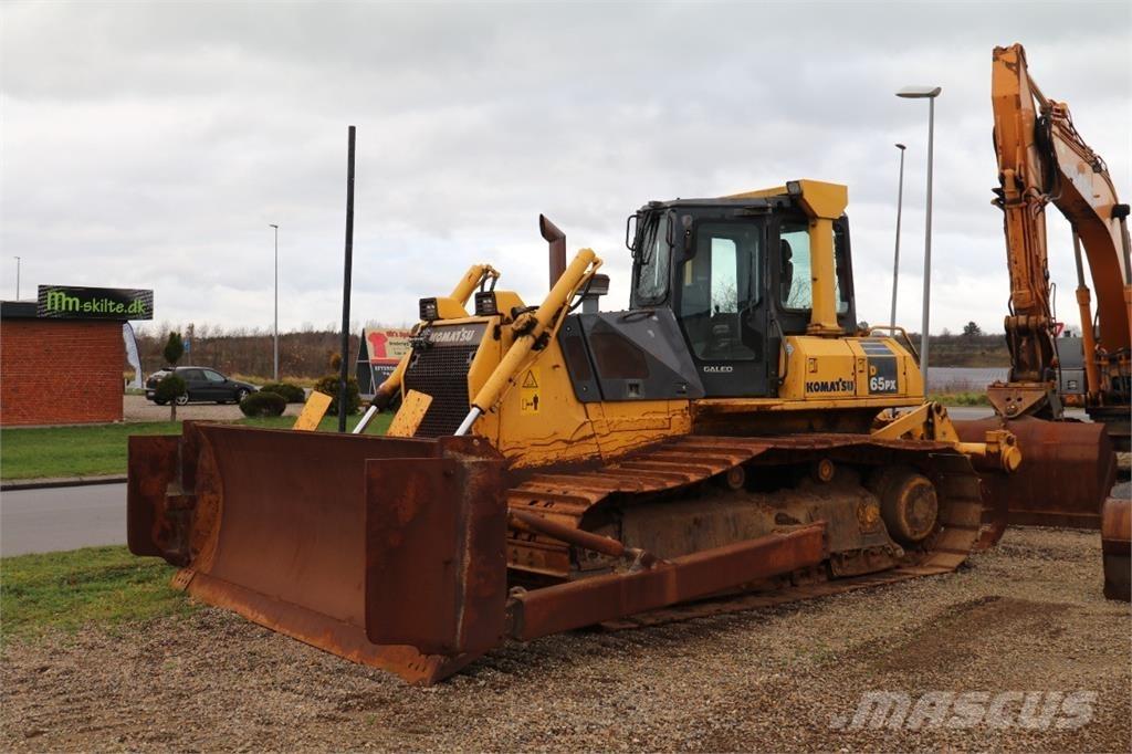 Komatsu D65PX-15 Telaketjupuskutraktorit