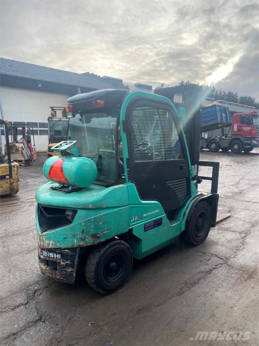 Mitsubishi FG30 Nestekaasutrukit