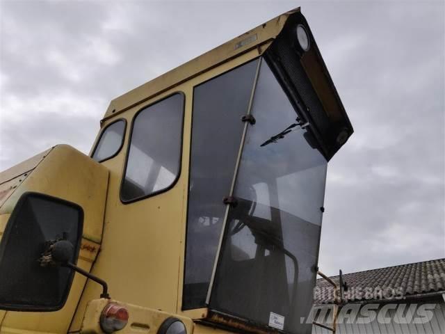 New Holland 1550 Ohjaamo ja sisusta