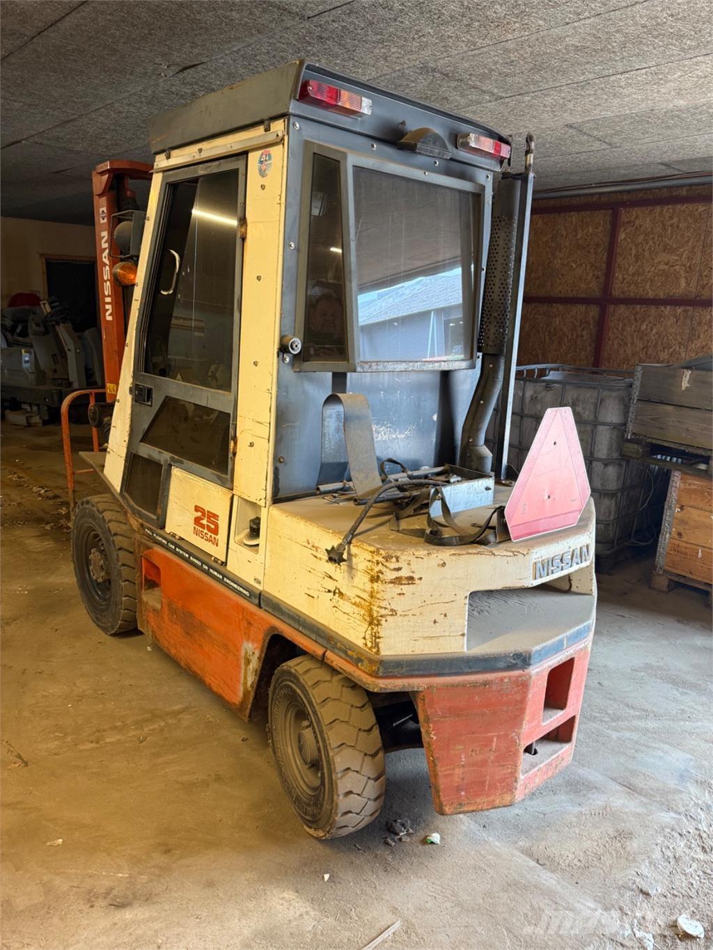 Nissan FG25 Nestekaasutrukit