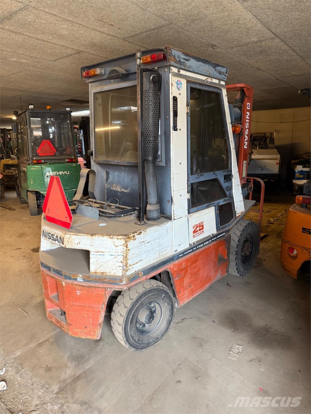 Nissan FG25 Nestekaasutrukit