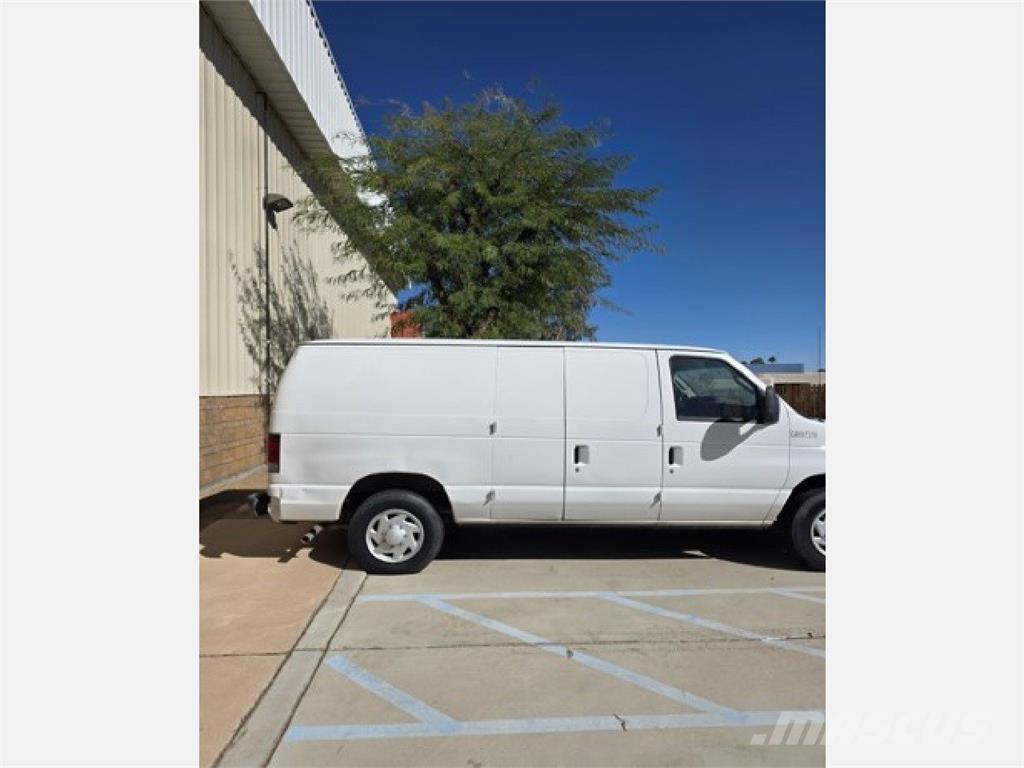 Ford E150 Pakettiautot