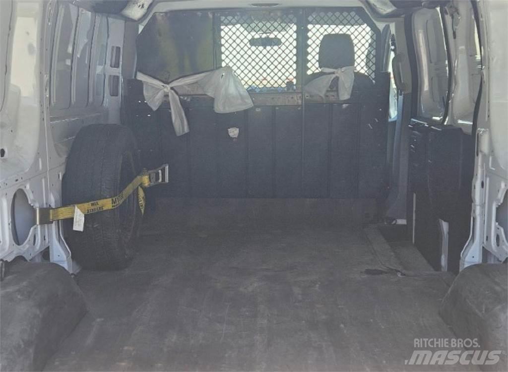 Ford Transit 150 Pakettiautot