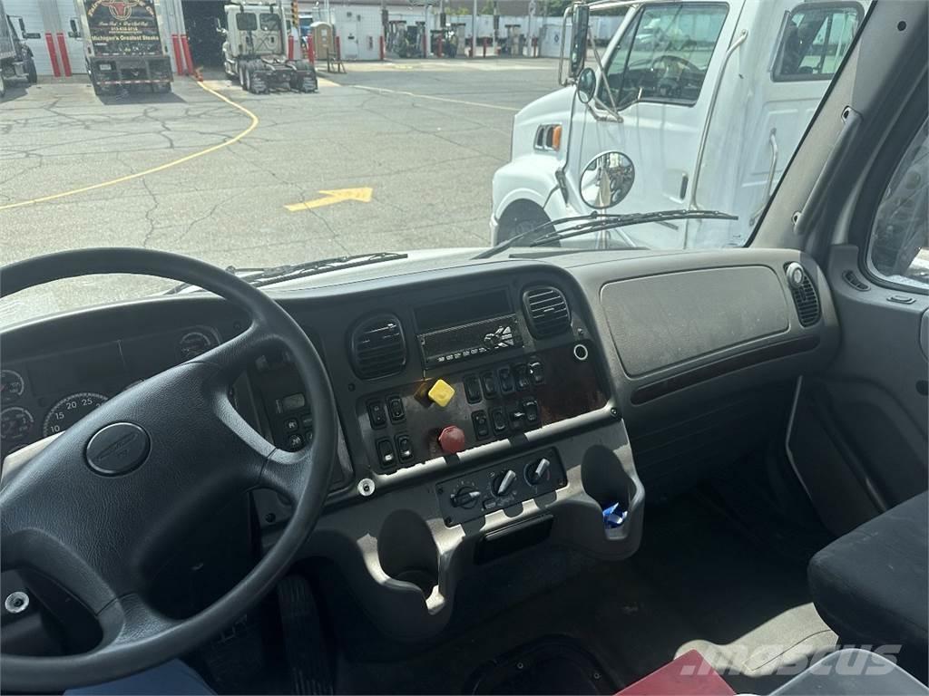 Freightliner M2 106 Vetopöytäautot