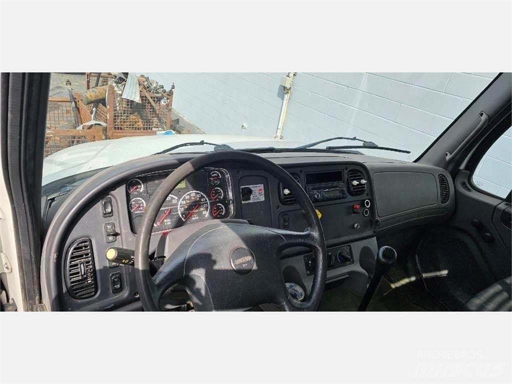Freightliner M2 106 Lava-kuorma-autot