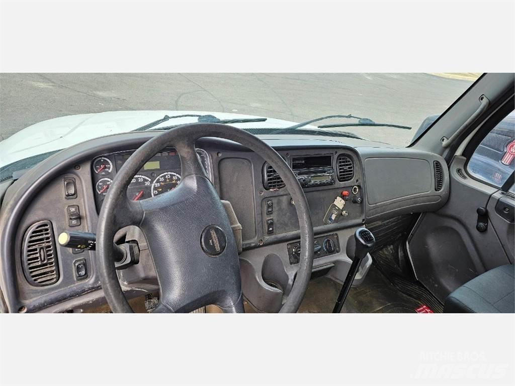 Freightliner M2 106 Lava-kuorma-autot