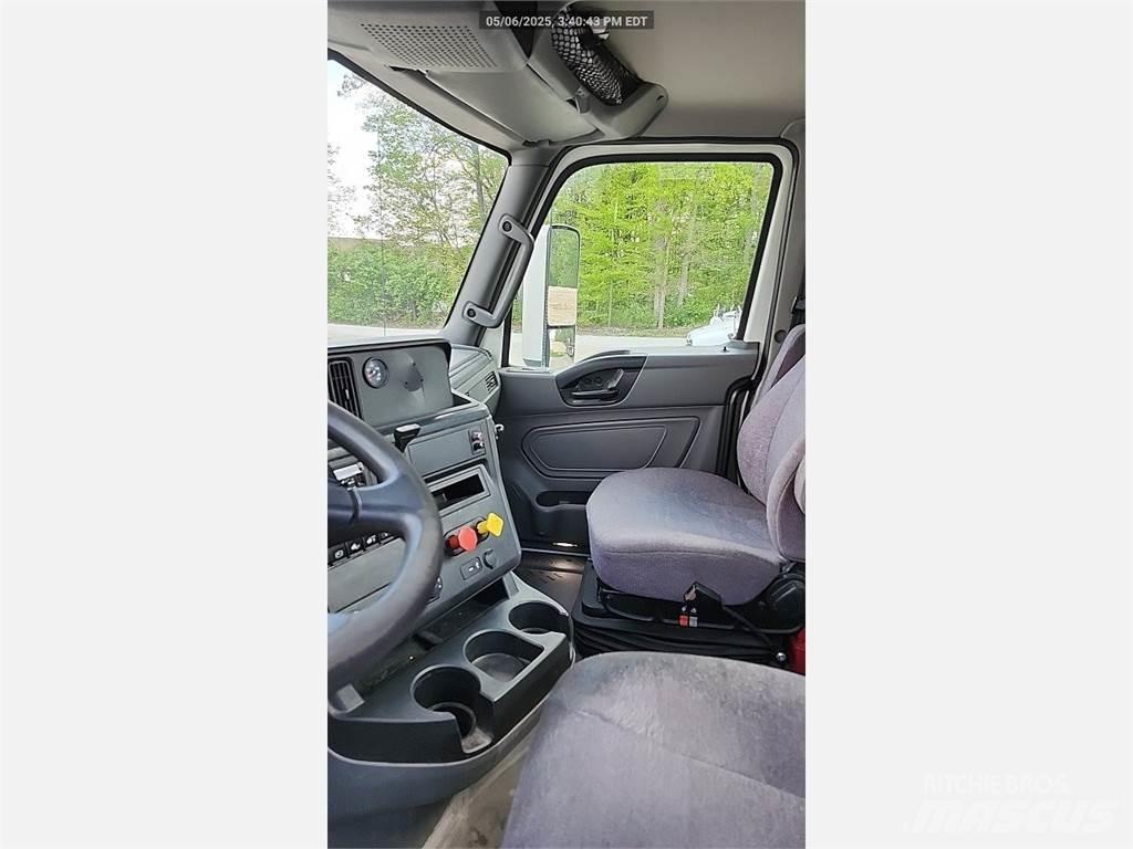 International LT Vetopöytäautot