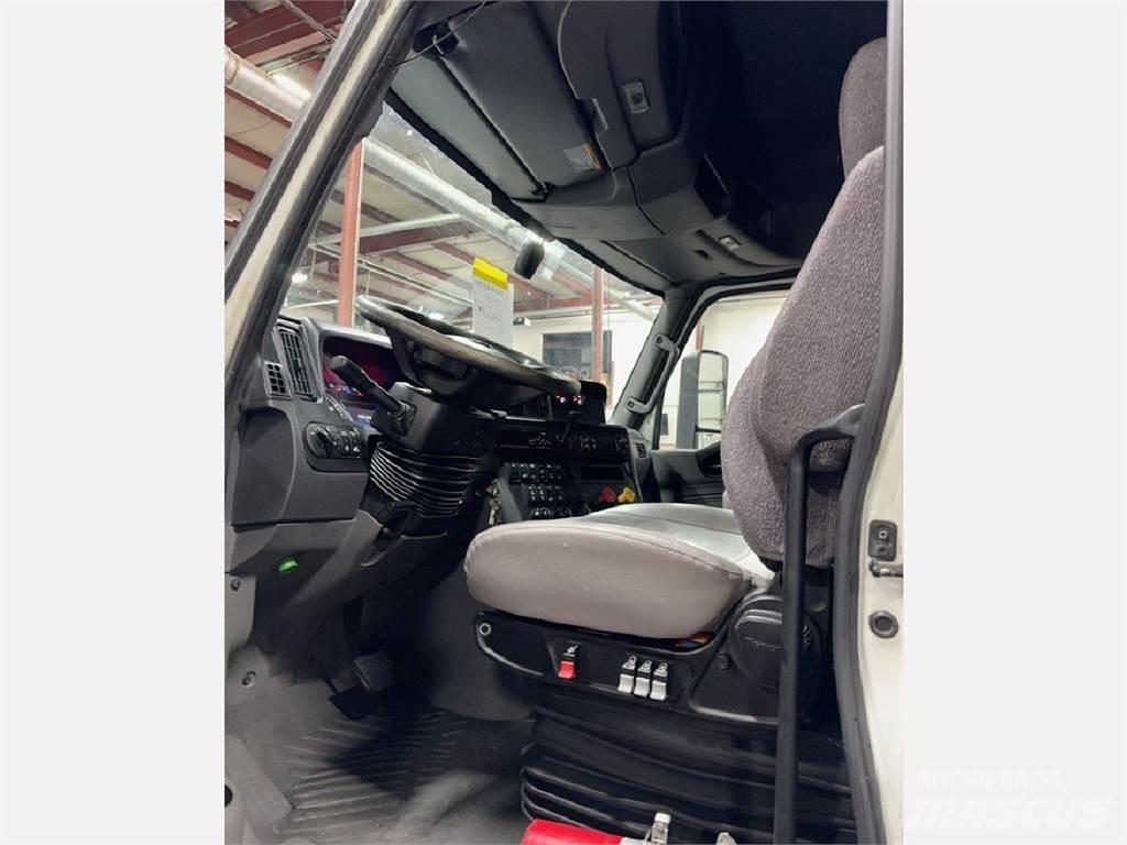 International LT Vetopöytäautot