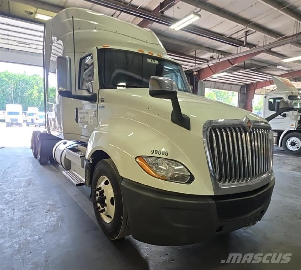 International LT Vetopöytäautot