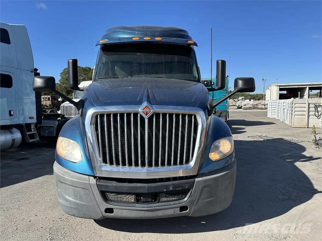 International LT625 Vetopöytäautot