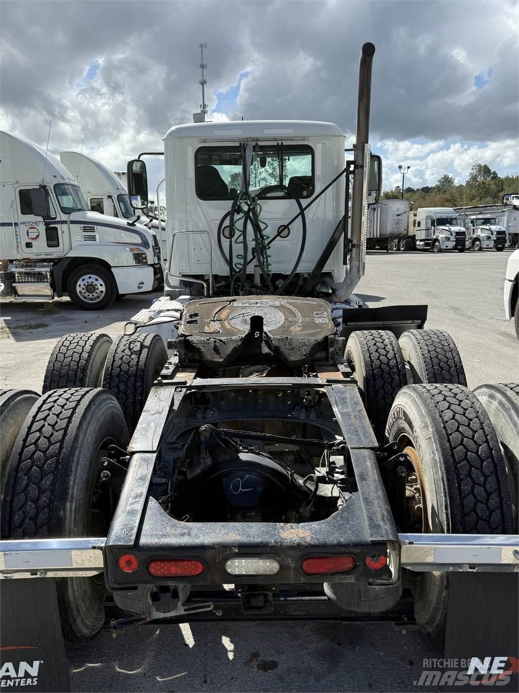 Mack AN64T Vetopöytäautot