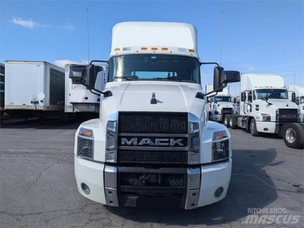 Mack AN64T Vetopöytäautot