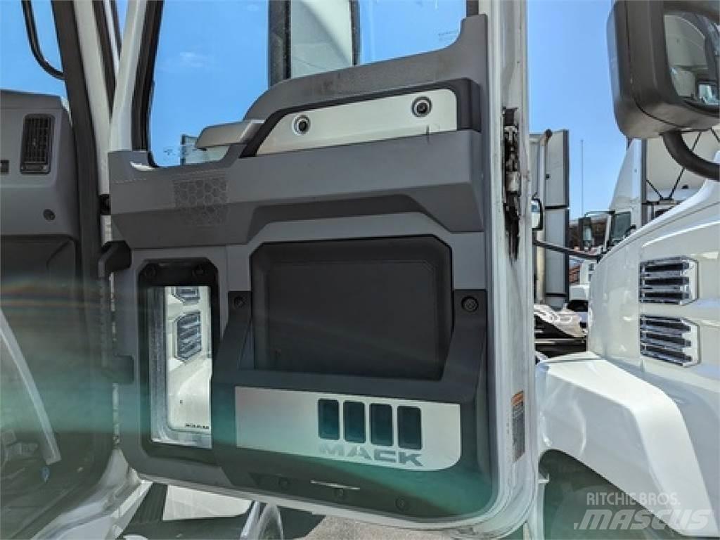 Mack AN64T Vetopöytäautot