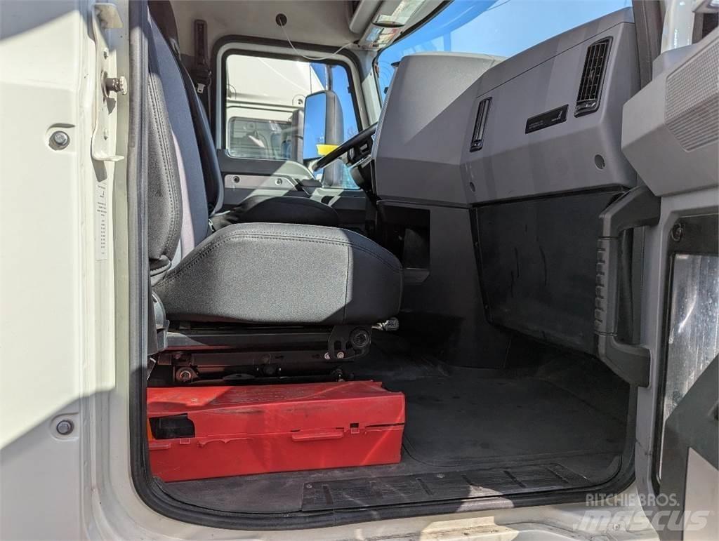 Mack AN64T Vetopöytäautot
