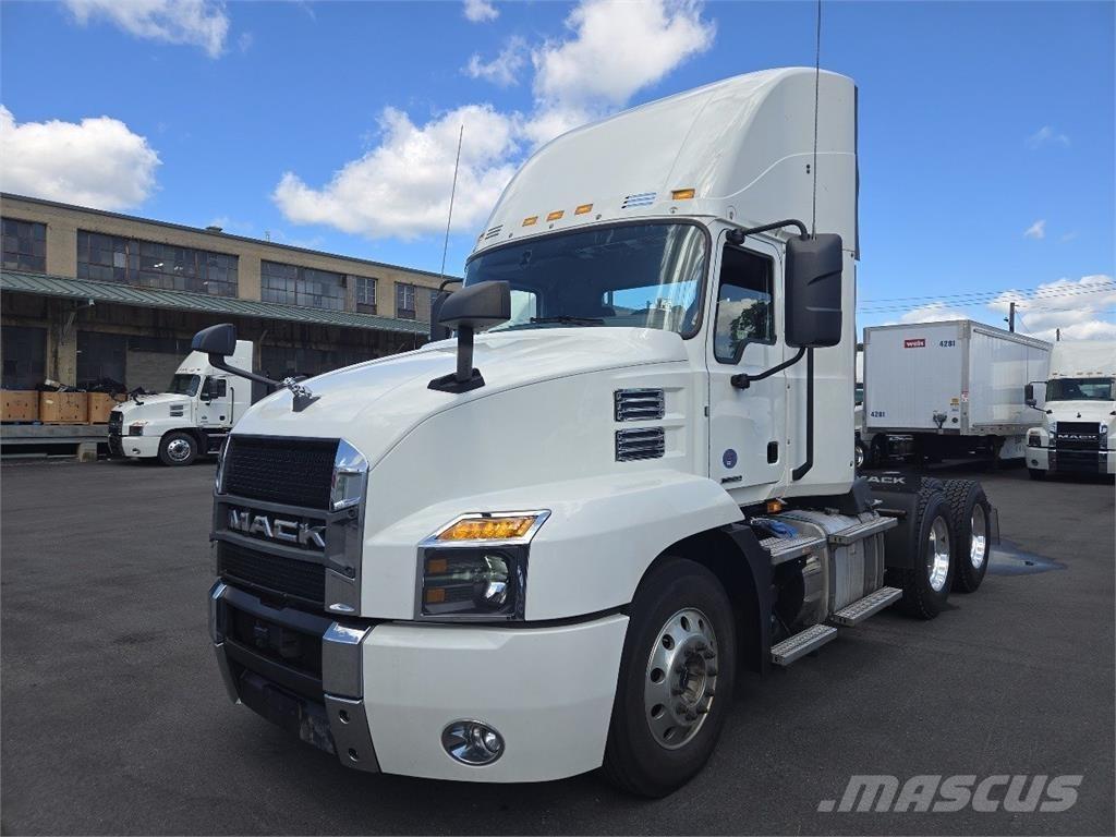 Mack AN64T Vetopöytäautot