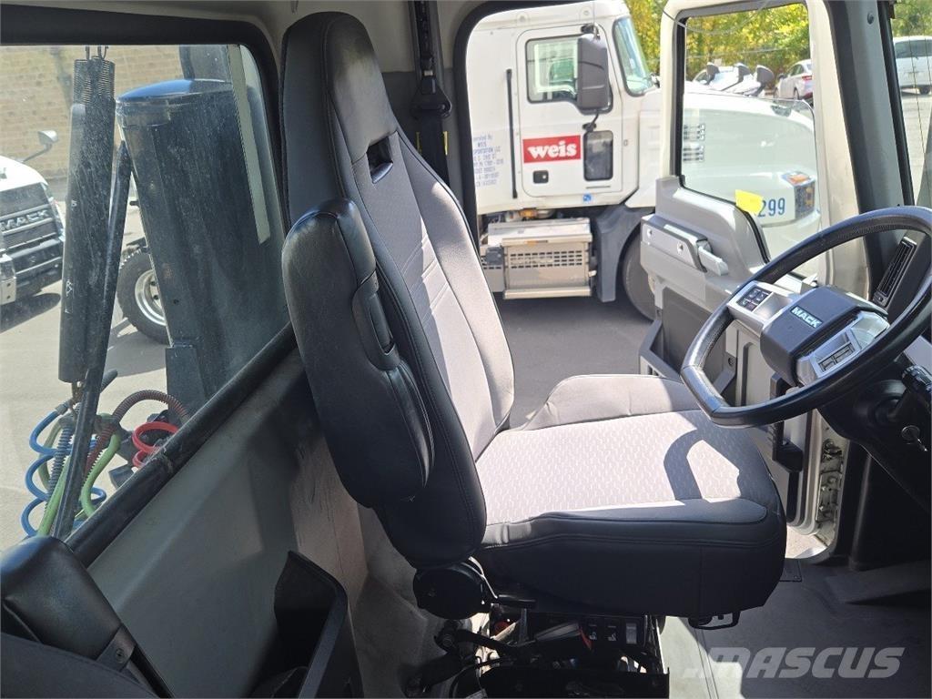 Mack AN64T Vetopöytäautot