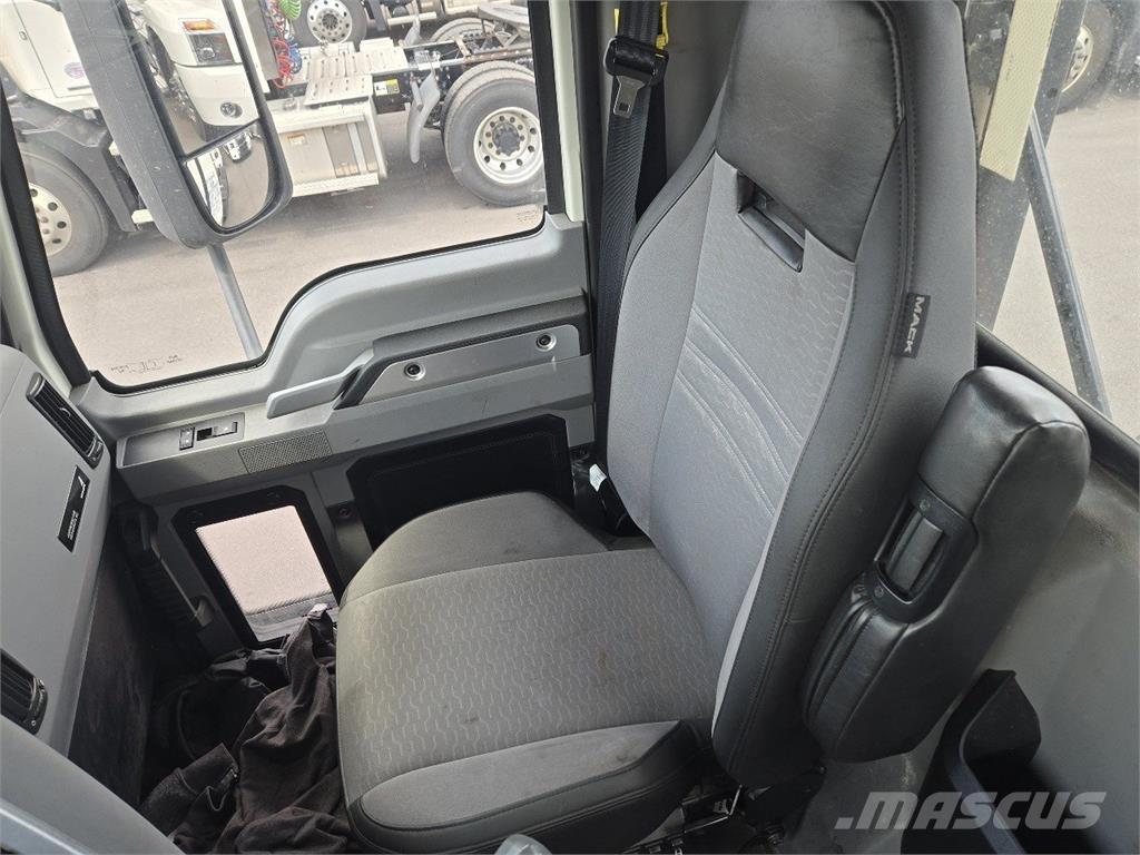 Mack AN64T Vetopöytäautot
