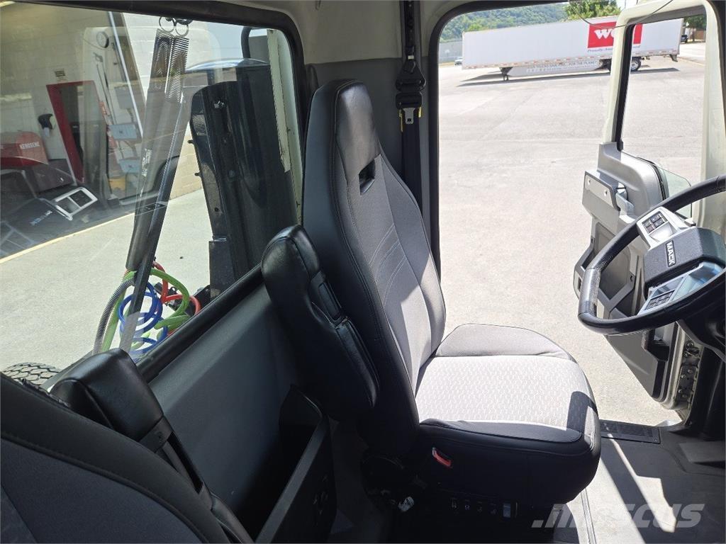 Mack AN64T Vetopöytäautot