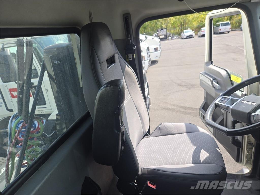 Mack AN64T Vetopöytäautot