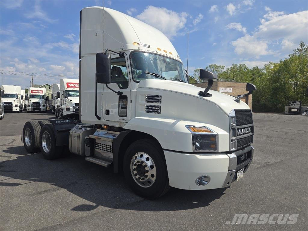 Mack AN64T Vetopöytäautot