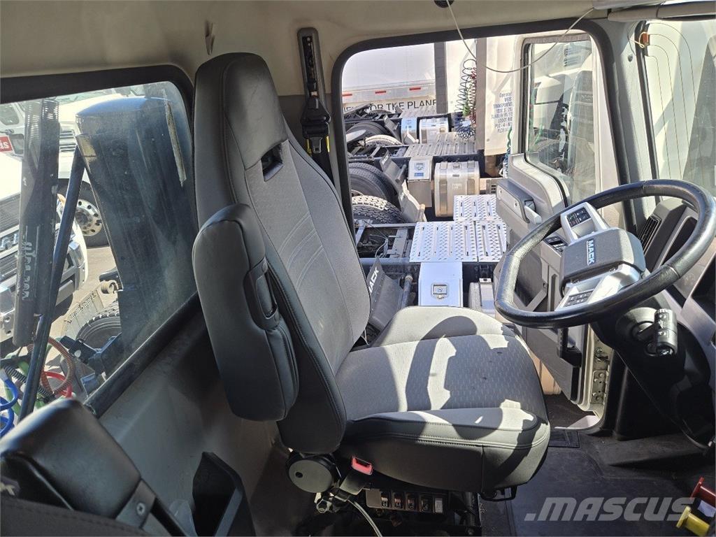 Mack AN64T Vetopöytäautot