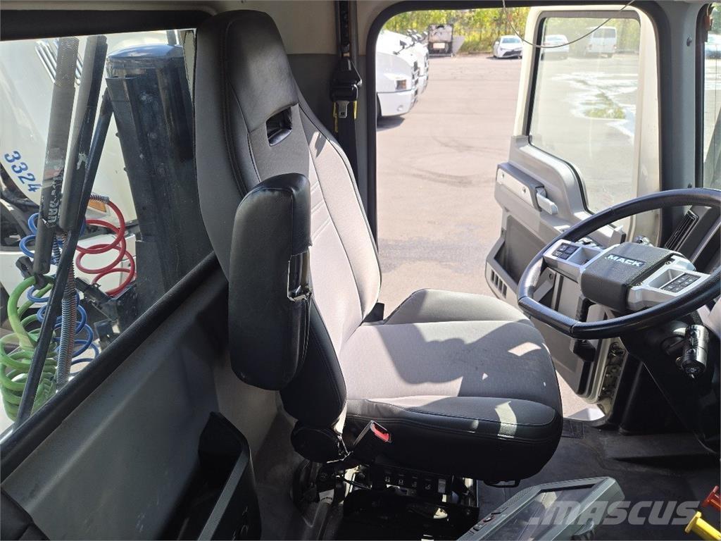 Mack AN64T Vetopöytäautot