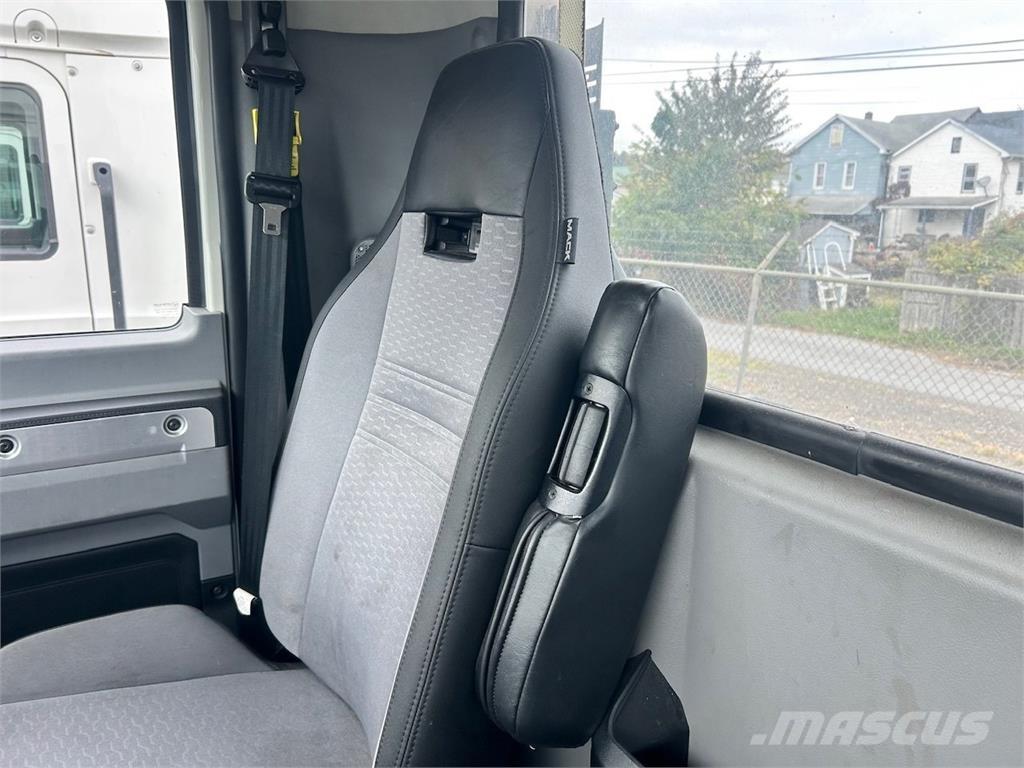 Mack AN64T Vetopöytäautot