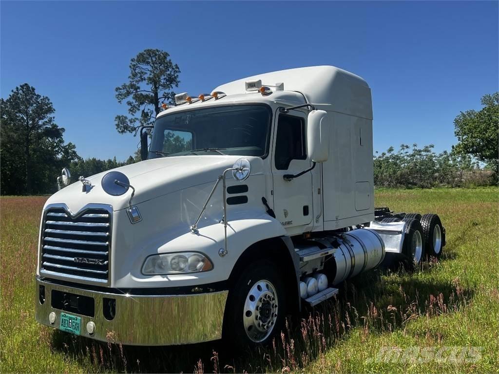 Mack CXU 613 Vetopöytäautot